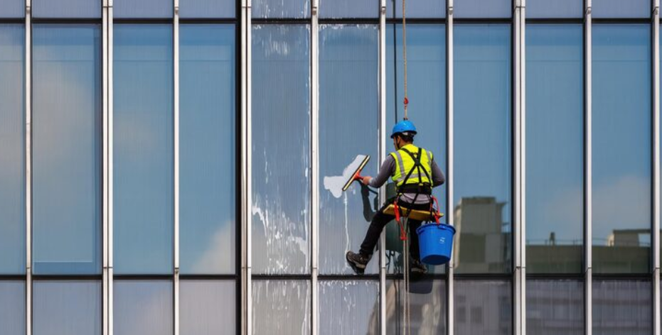 Wie ein erfahrener Fensterputzer für ein helles und gepflegtes Büro sorgt